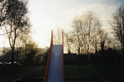 108649 Afbeelding van een glijbaan op de kinderspeelplaats aan de Ibisdreef te Utrecht.N.B. De foto is gemaakt door ...